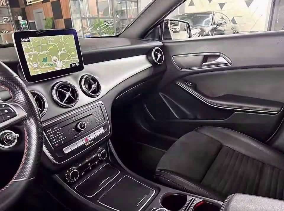 Mercedes-Benz CLA 220 d Shooting Brake AMG Line - image 2