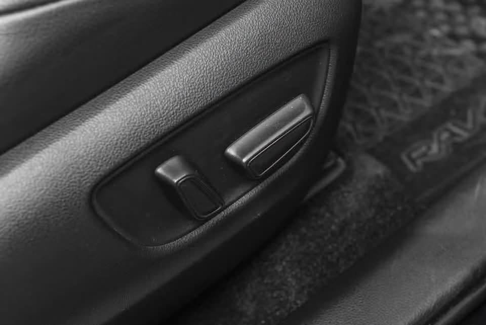 Toyota RAV4 PHEV AWD Executive - image 39