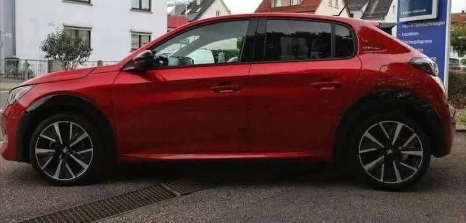 Peugeot 208 PureTech 130 EAT8 GT Line/Allure - image 8