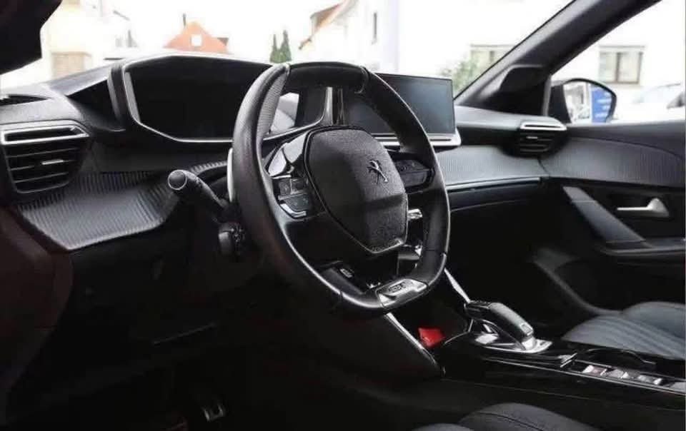 Peugeot 208 PureTech 130 EAT8 GT Line/Allure - image 11
