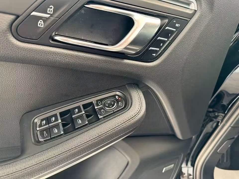 Porsche Macan - image 13