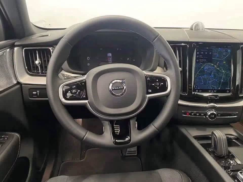 Volvo XC60 - image 8