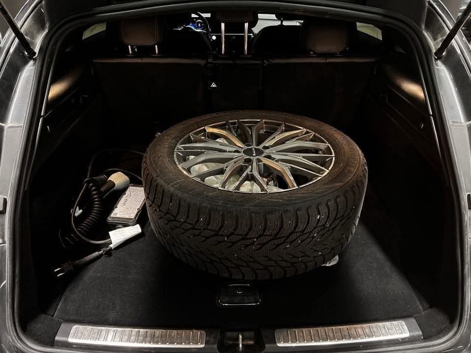 Mercedes-Benz EQC 400 4MATIC - image 23
