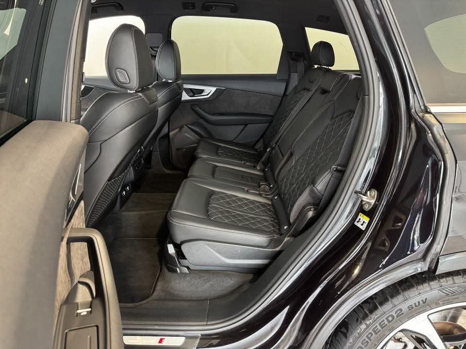 Audi Q7 SUV - image 9
