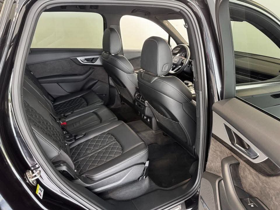 Audi Q7 SUV - image 6