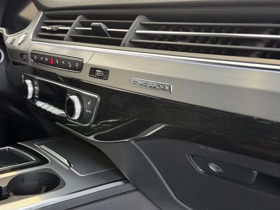 Audi Q7 SUV - image 24