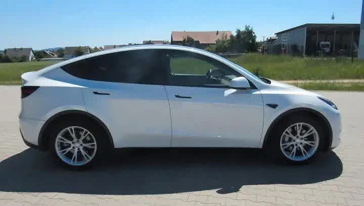 Tesla Model Y Long Range AWD - image 3