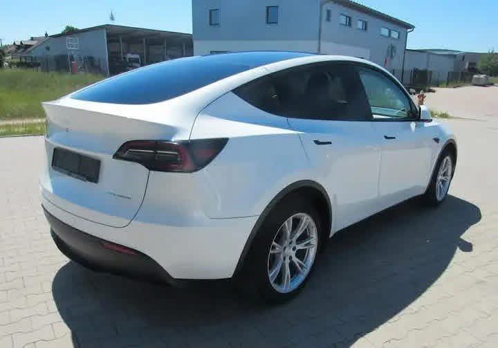 Tesla Model Y Long Range AWD - image 5