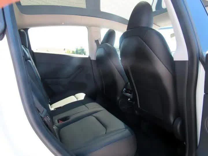 Tesla Model Y Long Range AWD - image 8