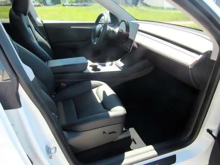 Tesla Model Y Long Range AWD - image 10