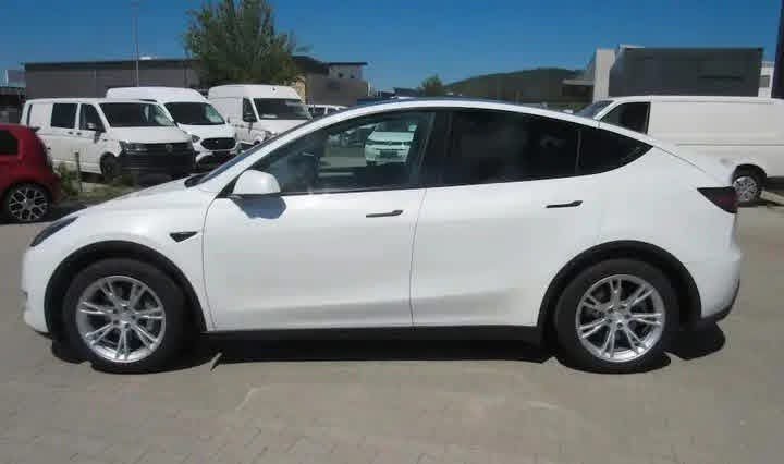 Tesla Model Y Long Range AWD - image 11