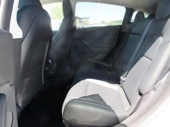 Tesla Model Y Long Range AWD - image 14