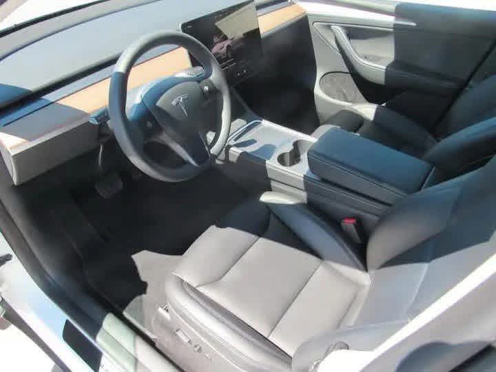 Tesla Model Y Long Range AWD - image 18