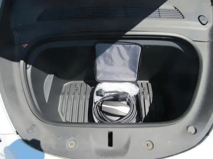 Tesla Model Y Long Range AWD - image 19