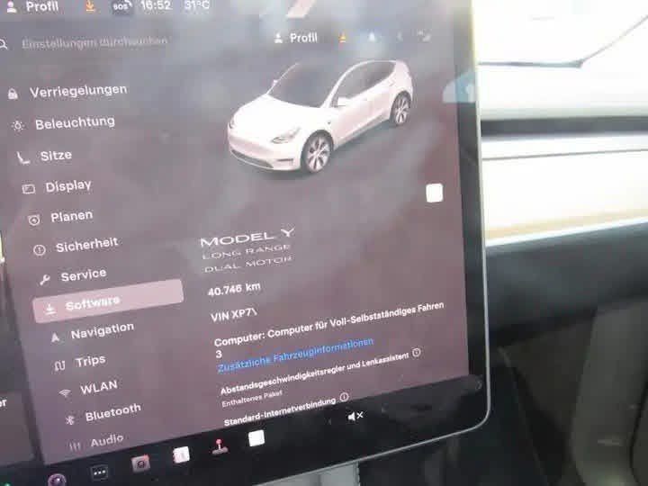 Tesla Model Y Long Range AWD - image 27