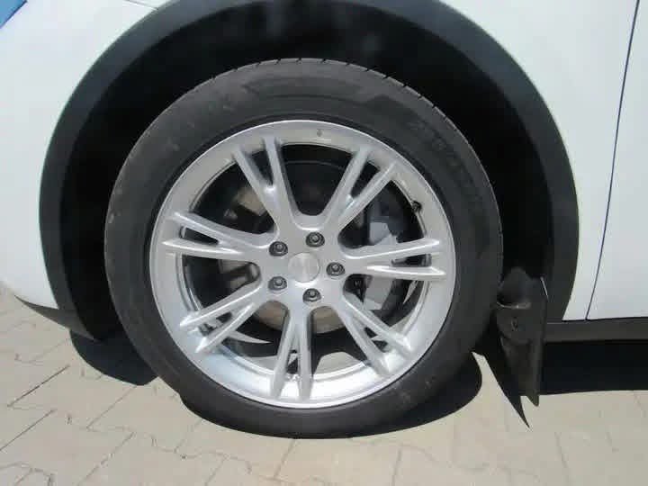 Tesla Model Y Long Range AWD - image 28