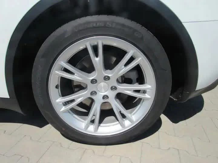 Tesla Model Y Long Range AWD - image 29