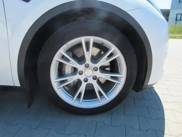 Tesla Model Y Long Range AWD - image 30