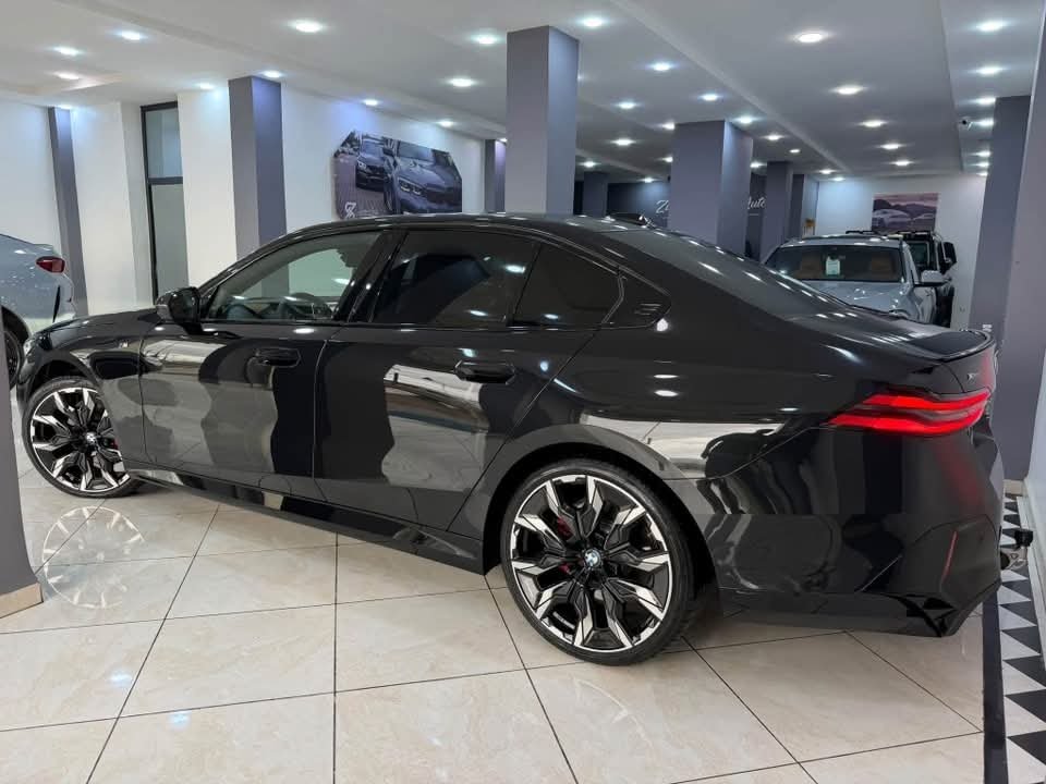 BMW 520d xDrive Black Edition - image 5