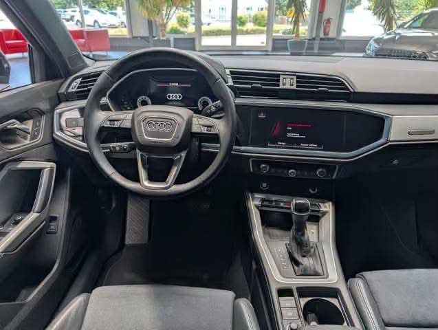 Audi Q3 35 TFSI S line - image 9