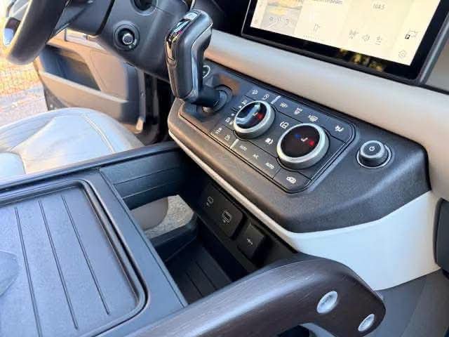 Land Rover Defender 110 HSE - image 32