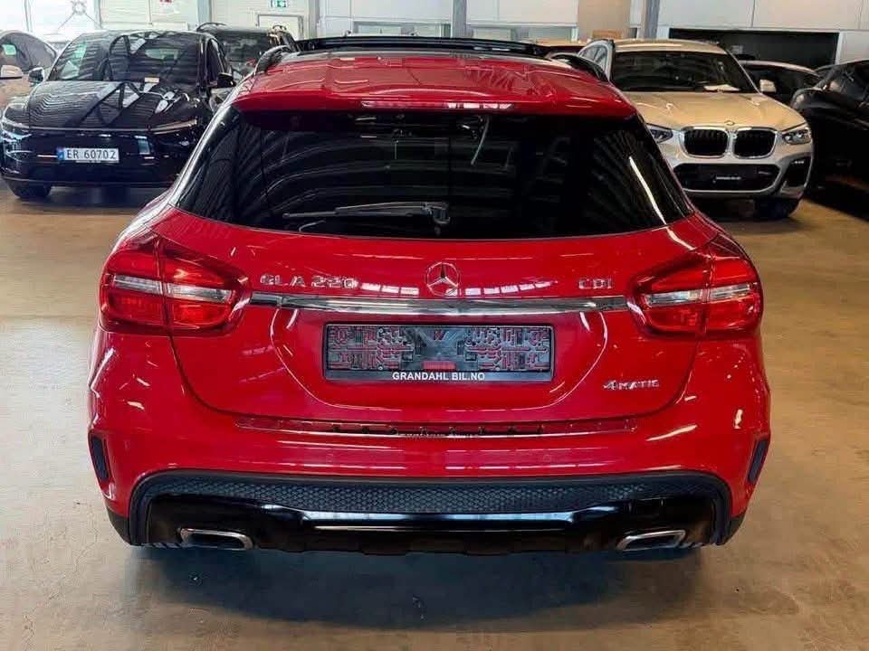 Mercedes-Benz GLA 220 4MATIC AMG - image 2