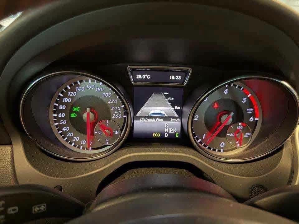 Mercedes-Benz GLA 220 4MATIC AMG - image 13