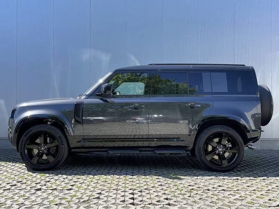 Land Rover Defender 110 - image 6