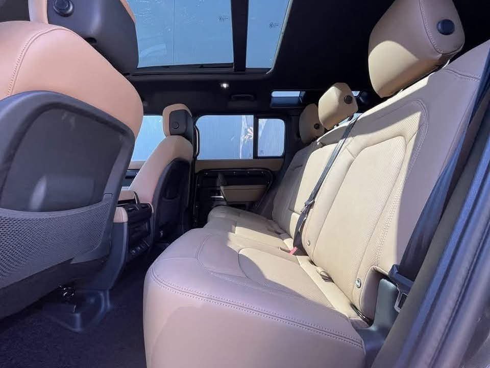 Land Rover Defender 110 - image 7