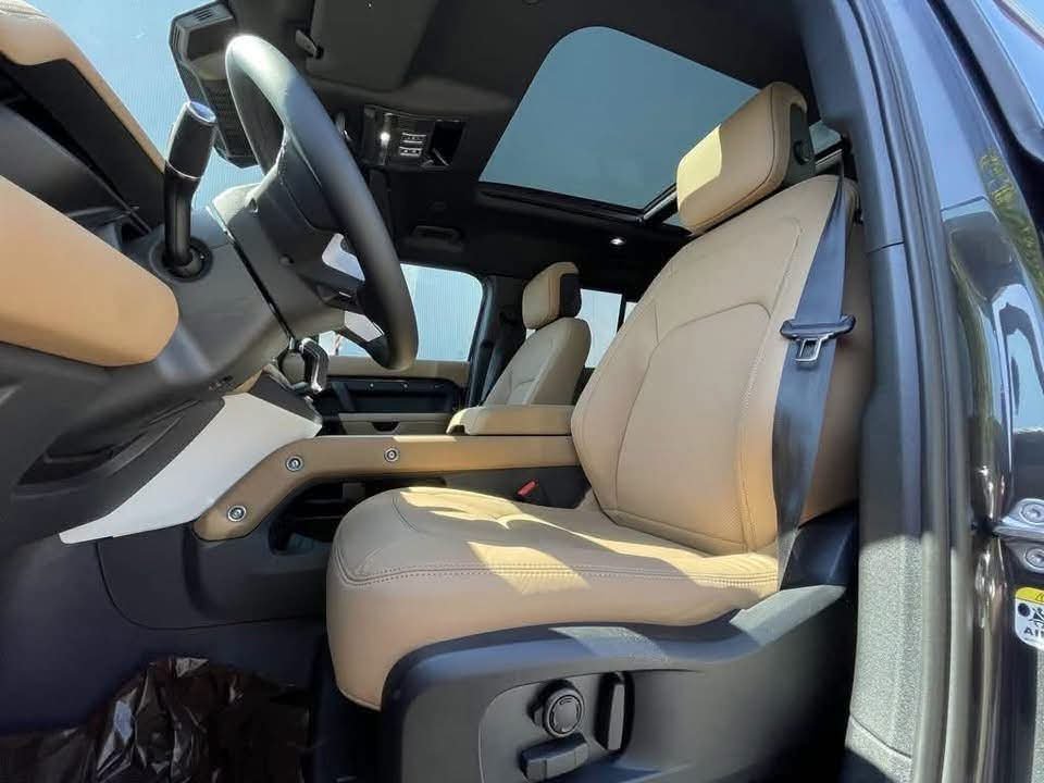 Land Rover Defender 110 - image 8