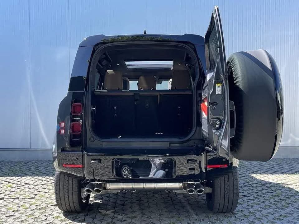 Land Rover Defender 110 - image 11
