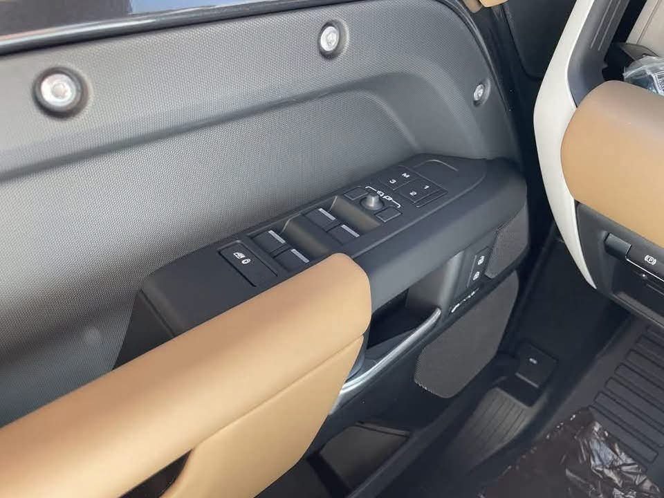 Land Rover Defender 110 - image 15