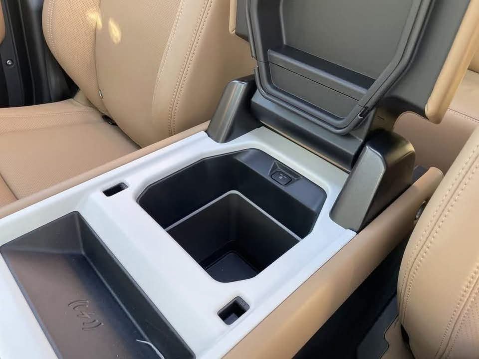 Land Rover Defender 110 - image 16
