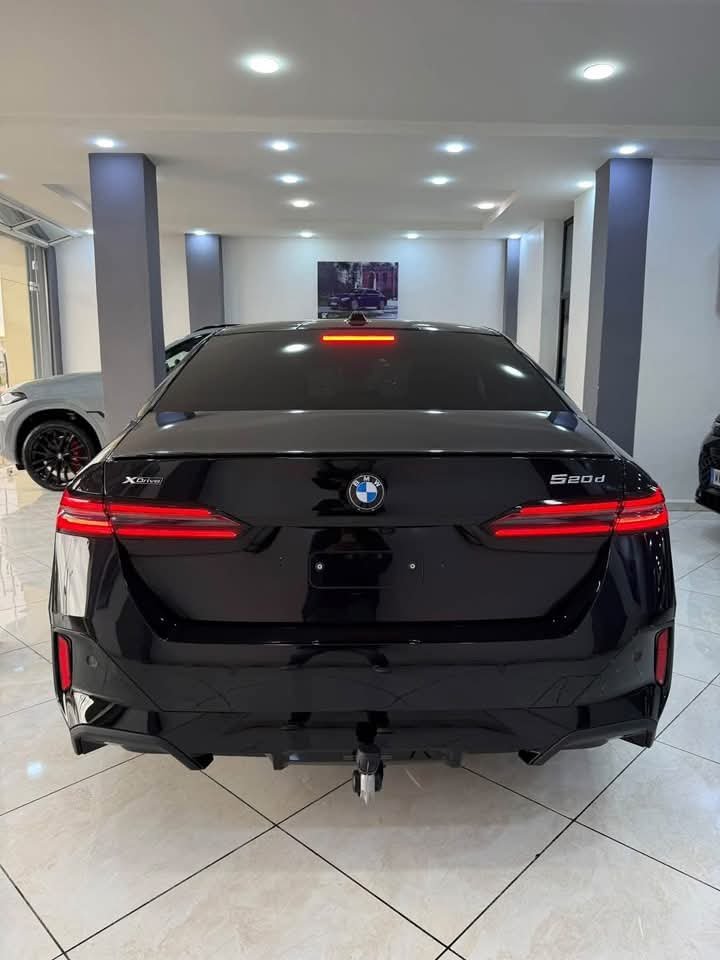 BMW 520d xDrive Black Edition - image 2