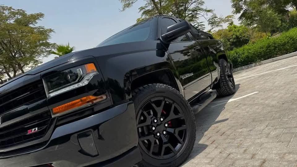 Chevrolet Silverado Z71 Night - image 3