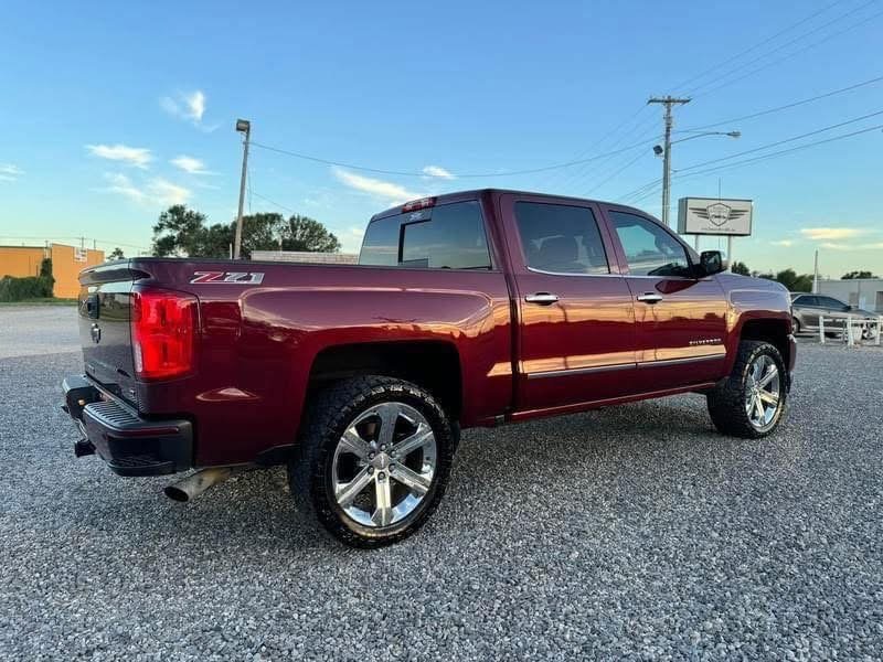 Chevrolet Silverado 1500 Z71 4x4 Crew Cab - image 4