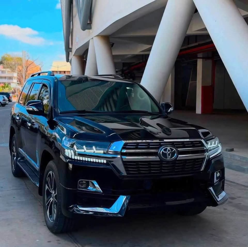 Toyota Land Cruiser LC200 V8 VX-R Executive Lounge